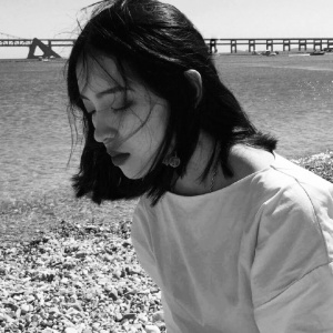 女生简单气质唯美高清微信头像