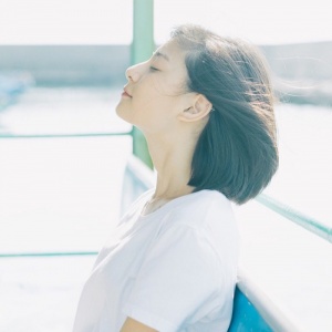 女生简单气质唯美高清微信头像