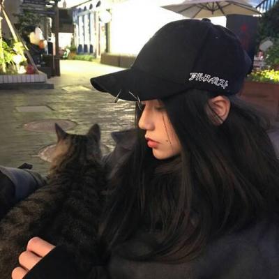 女生抱着猫咪头像
