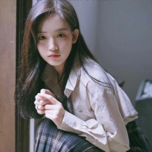 女生简单气质唯美高清微信头像