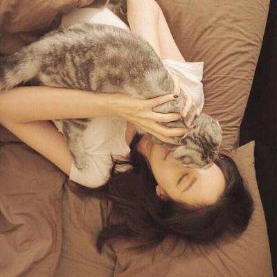 女生抱着猫咪头像