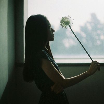 微信女生唯美淡雅忧伤侧脸高清头像