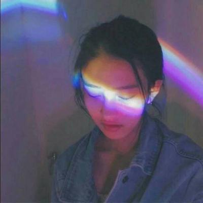 彩虹照在脸上的女生高清头像