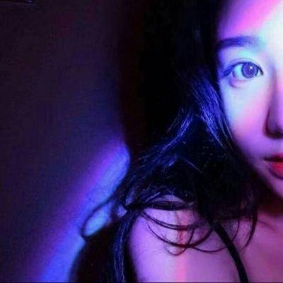 彩虹照在脸上的女生高清头像