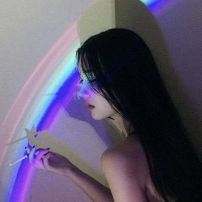 彩虹照在脸上的女生高清头像