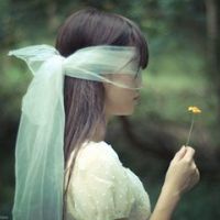 丝带蒙眼睛女生头像