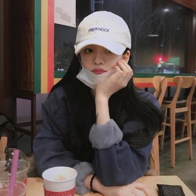 女戴帽子头像