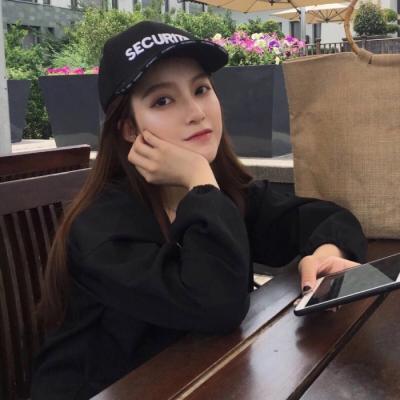 女戴帽子头像