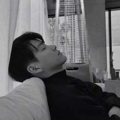 微信男生头像黑白侧脸伤感图片