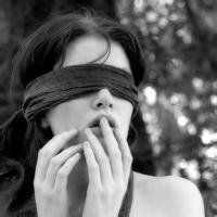 丝带蒙眼睛女生头像