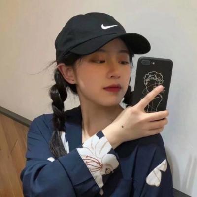女戴帽子头像