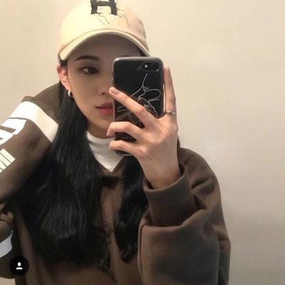 女戴帽子头像