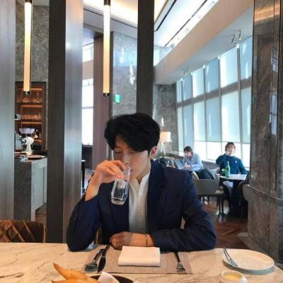 微信男生头像高冷成熟一点图片