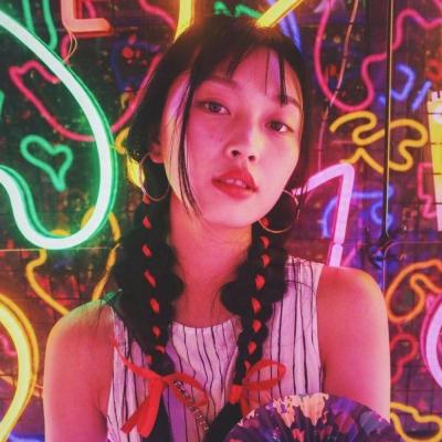 红色微信头像女生霸气冷酷图片