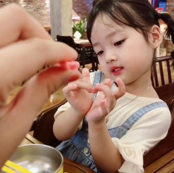 权律二小女孩头像超萌图片