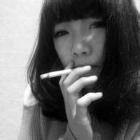 一男一女超酷吐烟情侣头像图片