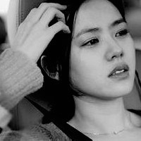 qq头像女生流泪黑白