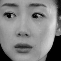 qq头像女生流泪黑白