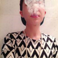 一男一女超酷吐烟情侣头像图片