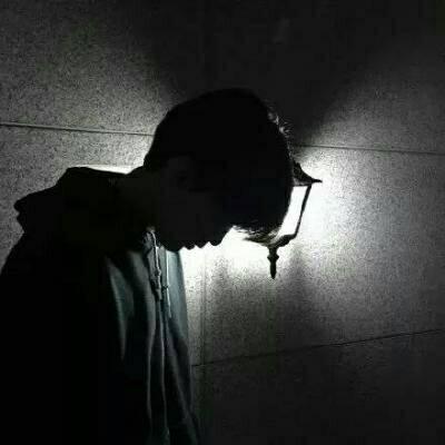 男生侧身黑白头像伤感图片