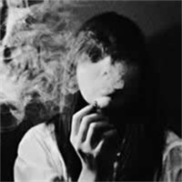 一男一女超酷吐烟情侣头像图片