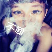 一男一女超酷吐烟情侣头像图片