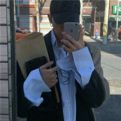 qq头像男生帅气霸气举手机图片