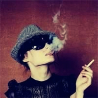 女生霸气抽烟吐烟圈头像
