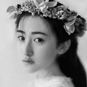 女生可怜流泪头像黑白