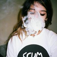 女生霸气抽烟吐烟圈头像
