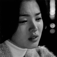 qq头像女生流泪黑白