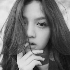 女生可怜流泪头像黑白