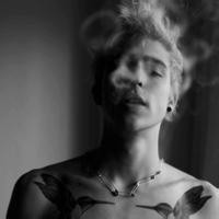 一男一女超酷吐烟情侣头像图片