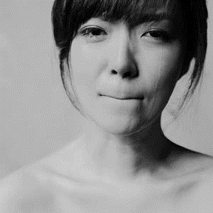 女生可怜流泪头像黑白