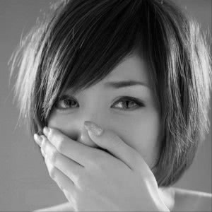 女生可怜流泪头像黑白