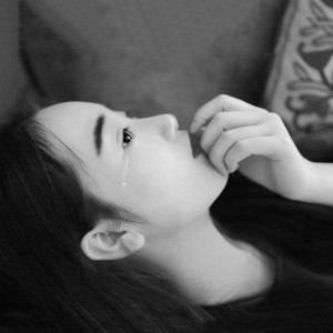 女生可怜流泪头像黑白