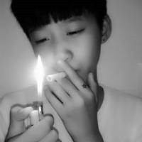 一男一女超酷吐烟情侣头像图片