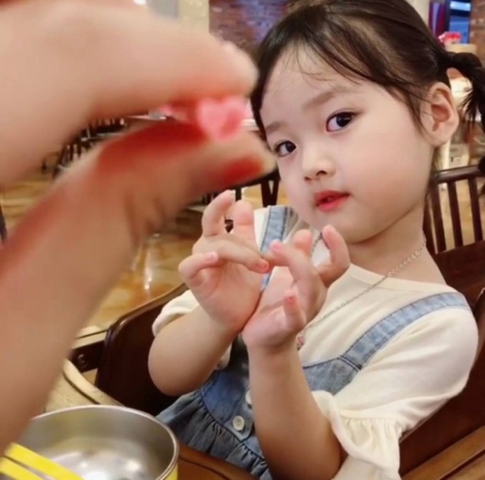 权律二小女孩头像超萌图片