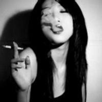 女生霸气抽烟吐烟圈头像