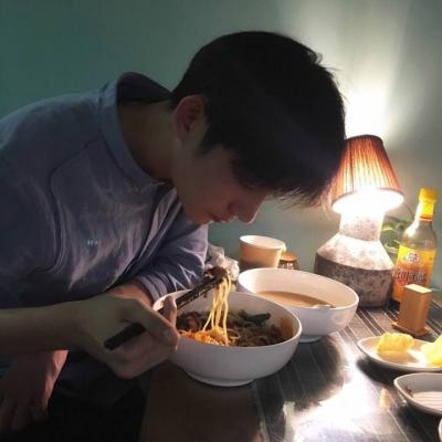帅哥头像高清冷酷一个人图片