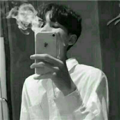 男生侧身黑白头像伤感图片
