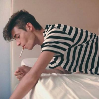 伤感男生吸烟头像图片