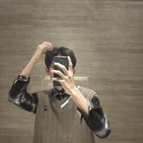 拿手机自拍头像男生