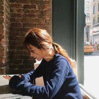 散发披肩女生头像