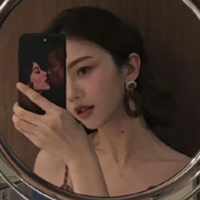 拿手机的女生头像霸气