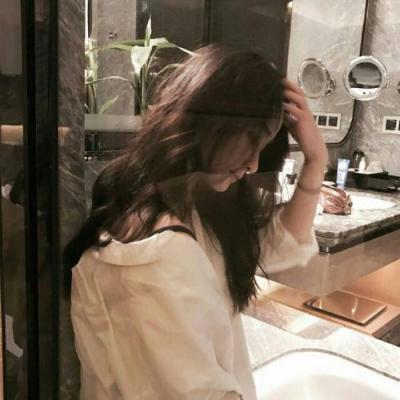 散发披肩女生头像
