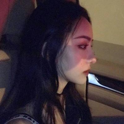 散发披肩女生头像