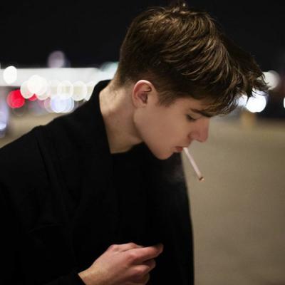 伤感男生吸烟头像图片