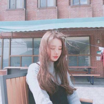 散发披肩女生头像