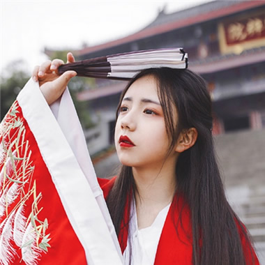 古风红衣拿扇子女生头像图片
